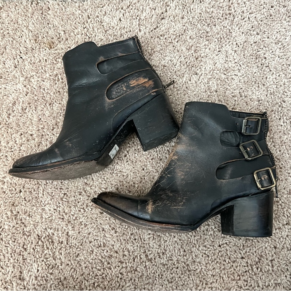 Free Bird by Steve Madden “Hammer” distressed boot size 7